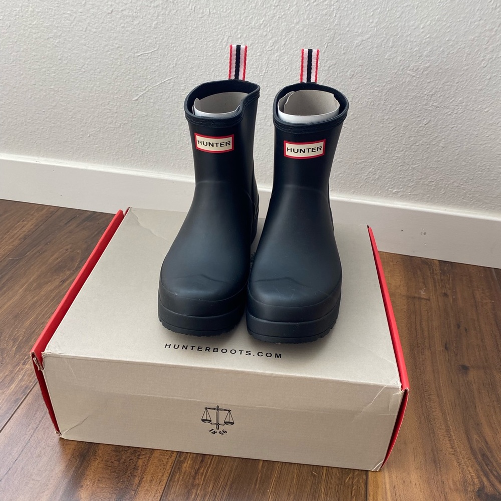 Hunter Women’s Original Play Boot Short, size 9